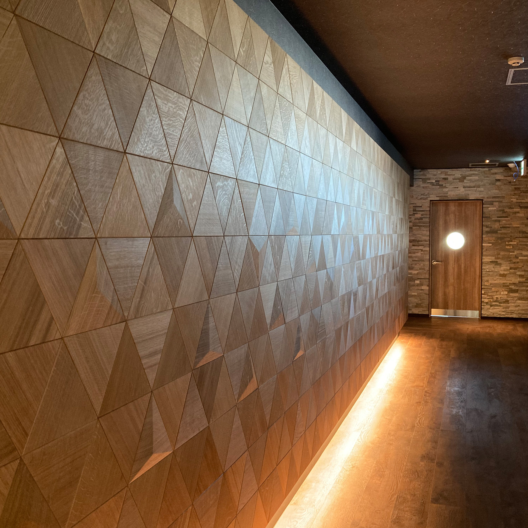 Triangle: Flaches Dreieck-Wandpaneel aus Massivholz Architectural Setup 2