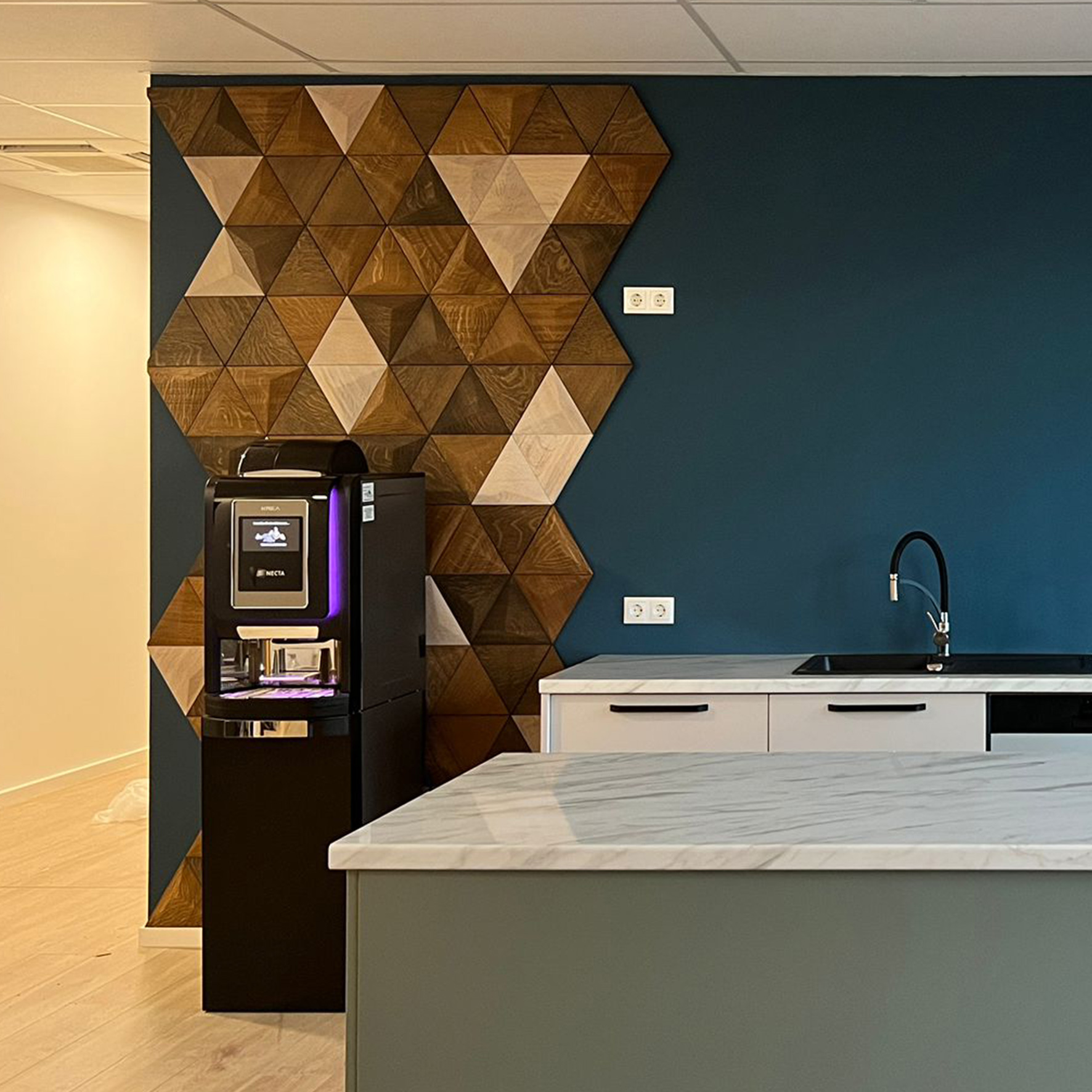 Triangle: Flaches Dreieck-Wandpaneel aus Massivholz Architectural Setup 3