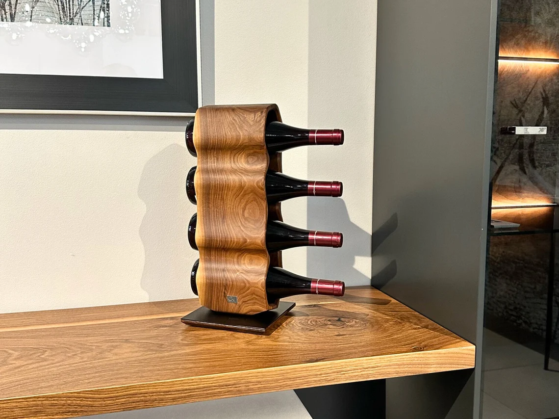Awry: Asymmetrisches Massivholz-Weinregal auf Stahl-Basis cellaring in a private custom wine cellar
