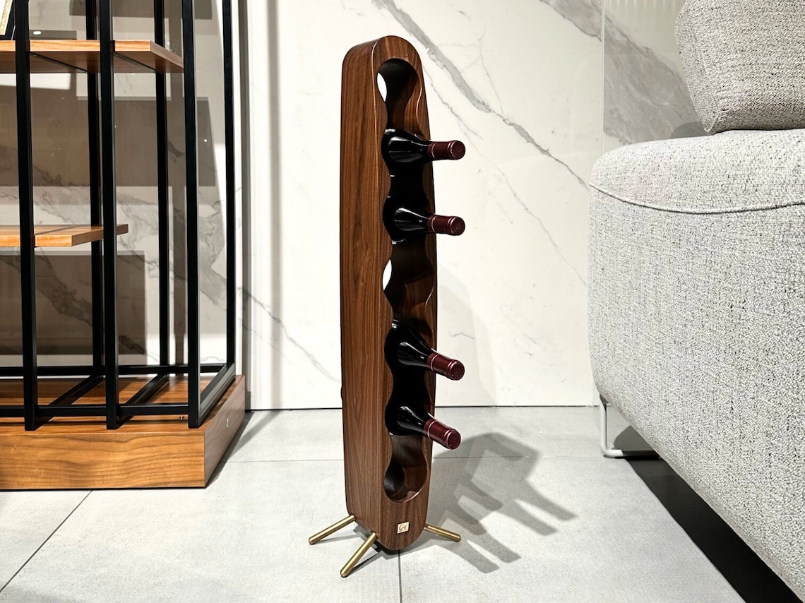 Egg: Skulpturales Ei-Weinregal aus schichtverleimtem Massivholz on a premium marble kitchen counter
