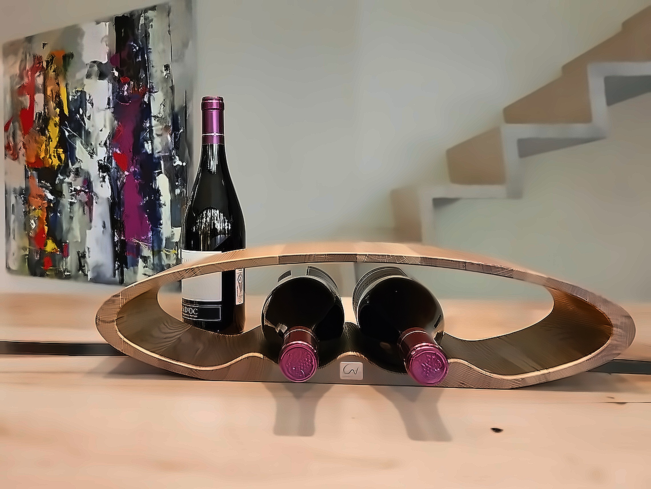 Ellipse: Elliptisches Massivholz-Weinregal für 4 Flaschen in a premium Residential Living Room
