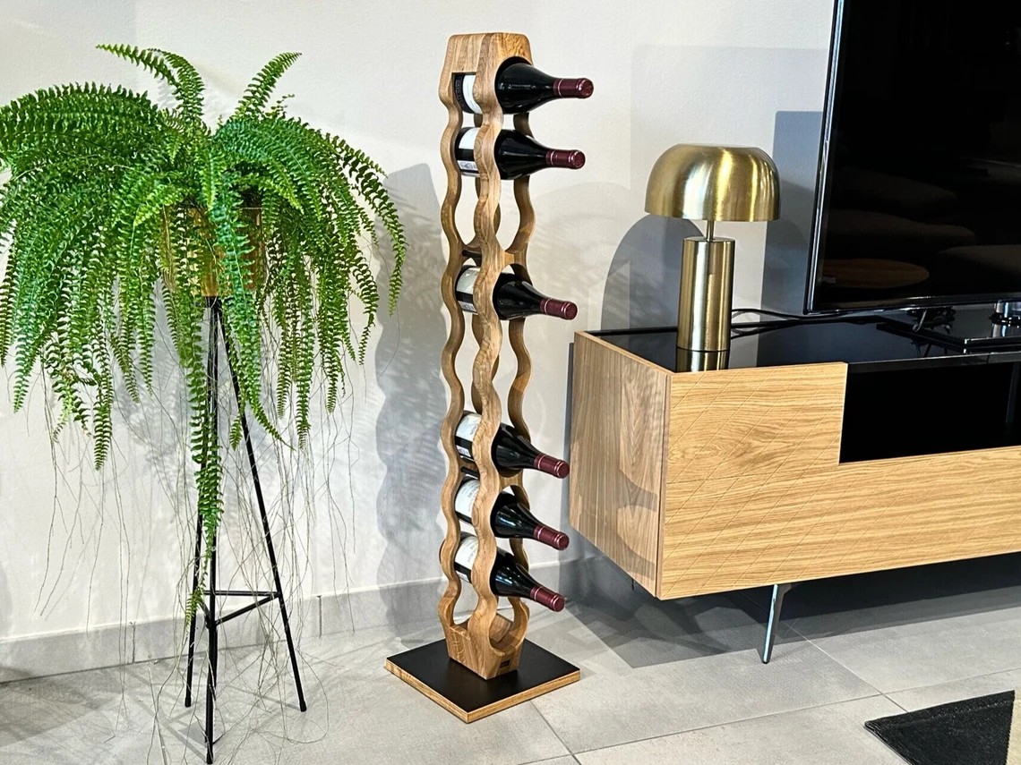 Omo: Bodenstehende Massivholz-Weinsäule auf Stahl-Basis cellaring in a private custom wine cellar