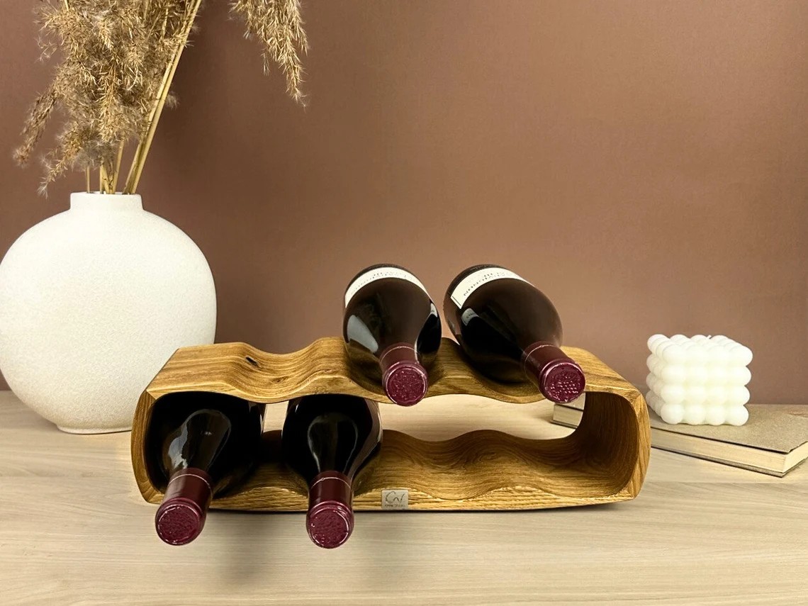 Qad: Flaches Massivholz-Weinregal mit Wellenform für 7 Flaschen on a premium marble kitchen counter
