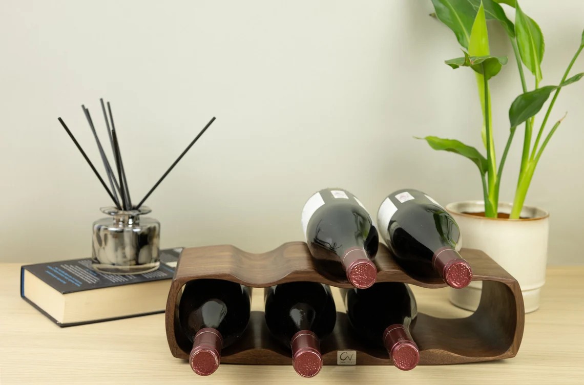 Qad: Flaches Massivholz-Weinregal mit Wellenform für 7 Flaschen in a premium Residential Living Room