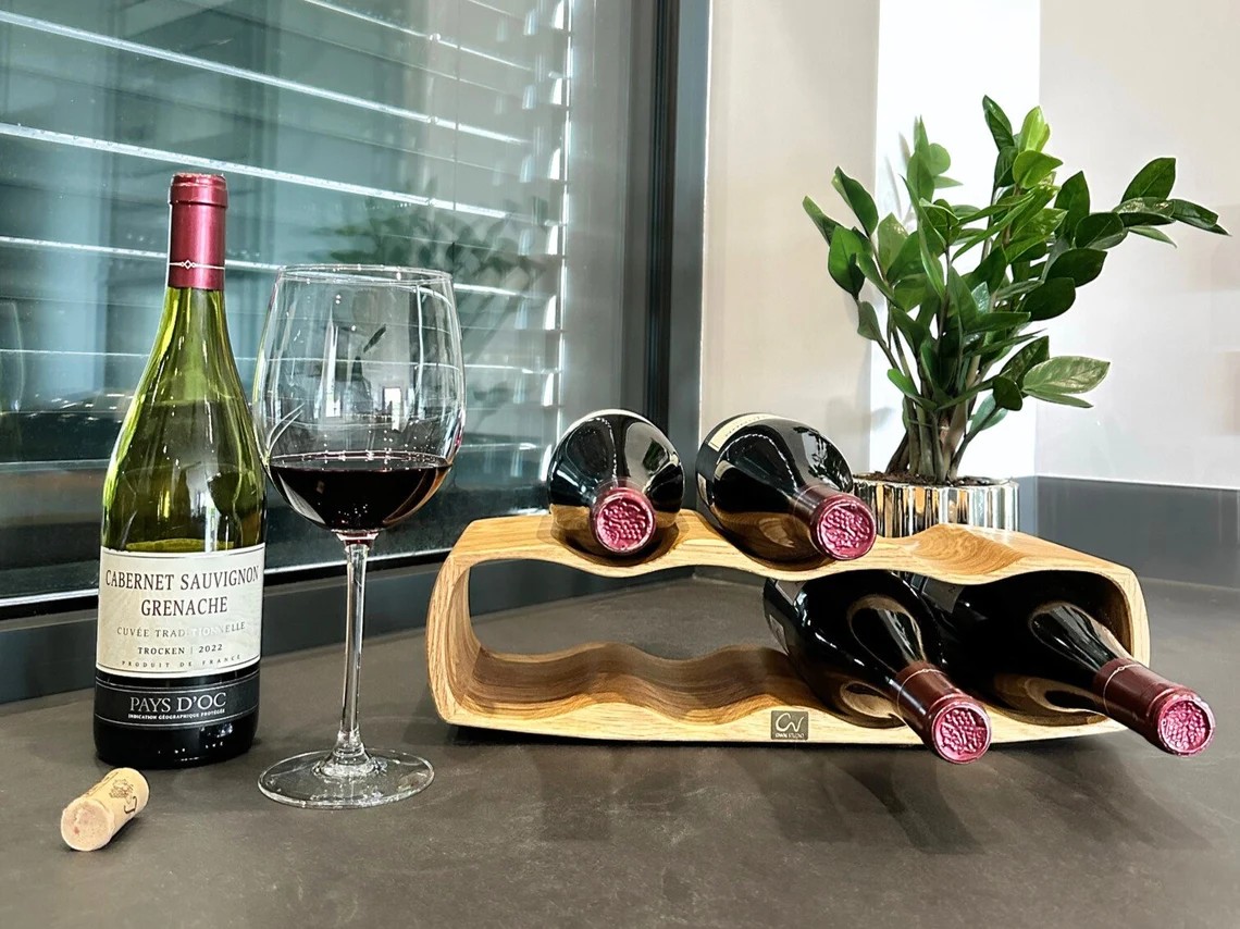 Qad: Flaches Massivholz-Weinregal mit Wellenform für 7 Flaschen cellaring in a private custom wine cellar