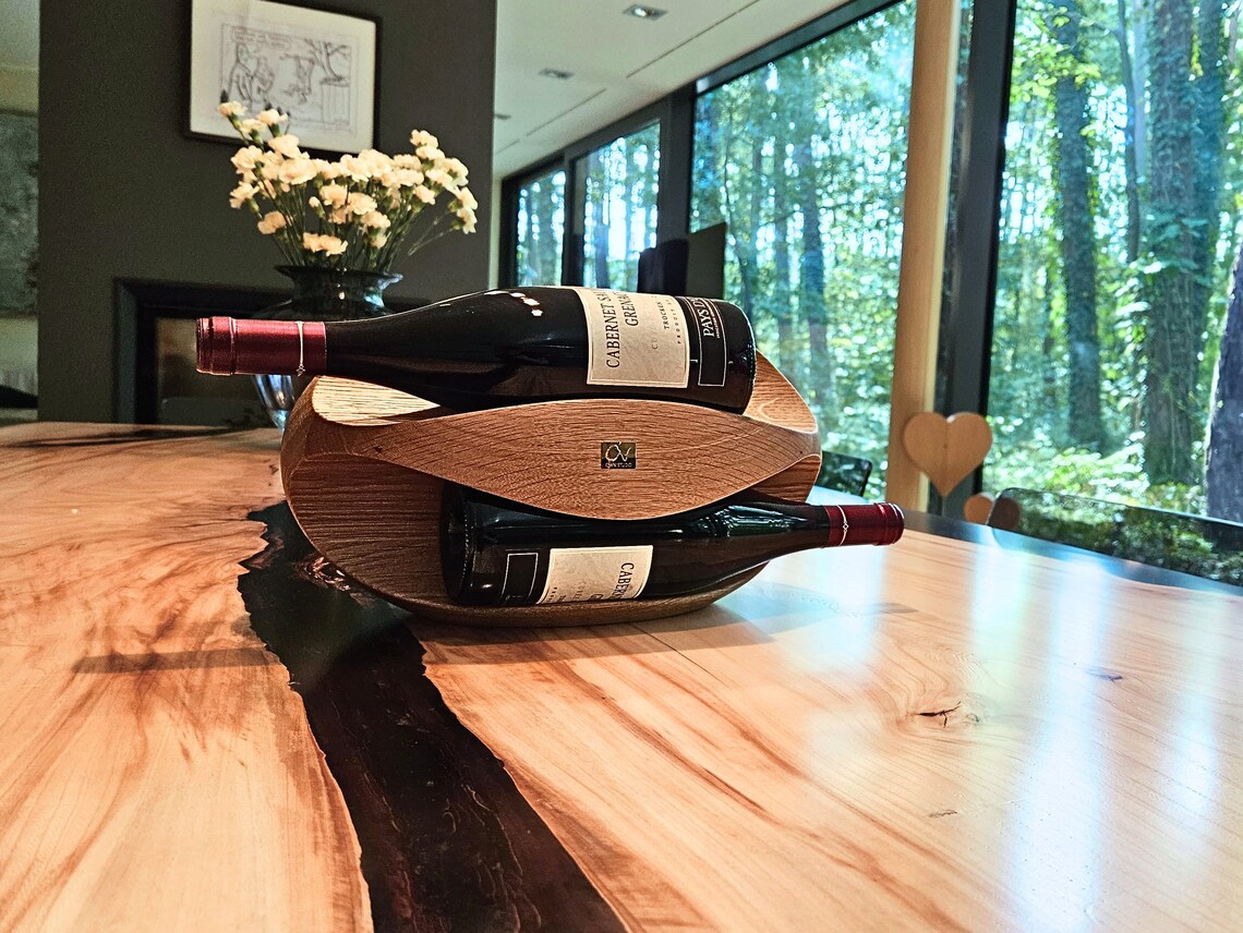 Rugby: Linsenförmiges Massivholz-Weinregal ohne Metallbasis in a premium Residential Living Room