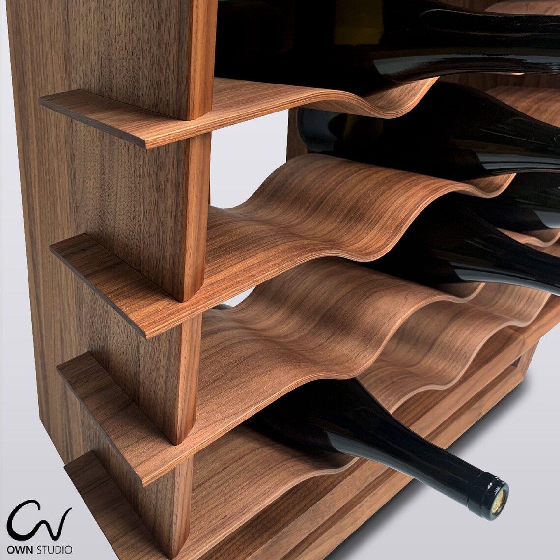 Wave Tall: Wandhoher Massivholz-Weinturm für 51 Flaschen on a premium marble kitchen counter
